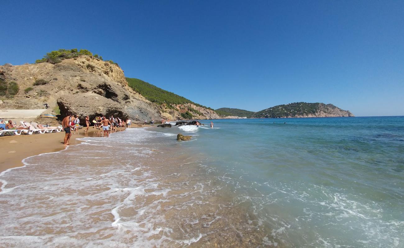 Photo de Platja de s'Aigua Blanca avec sable brun de surface