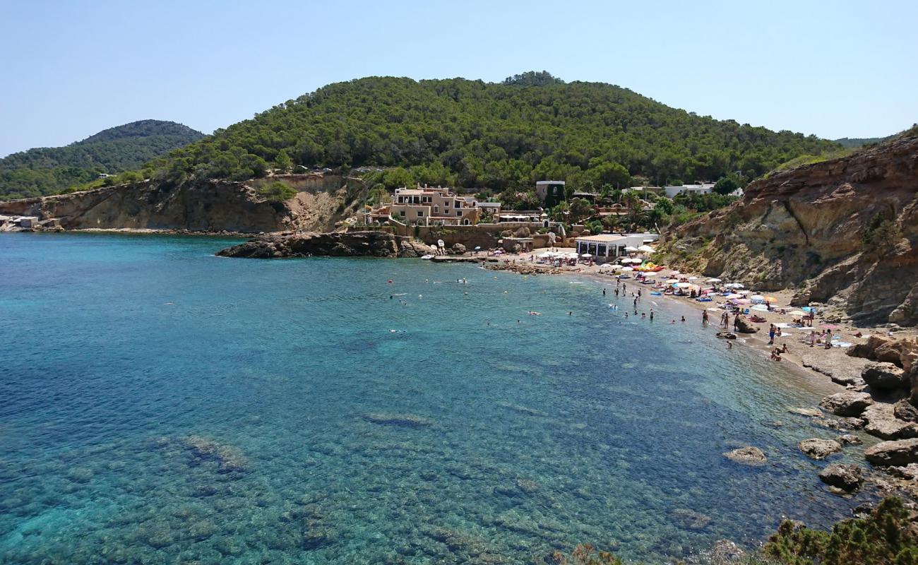 Photo de Playa Cala Xarraca avec sable gris avec roches de surface