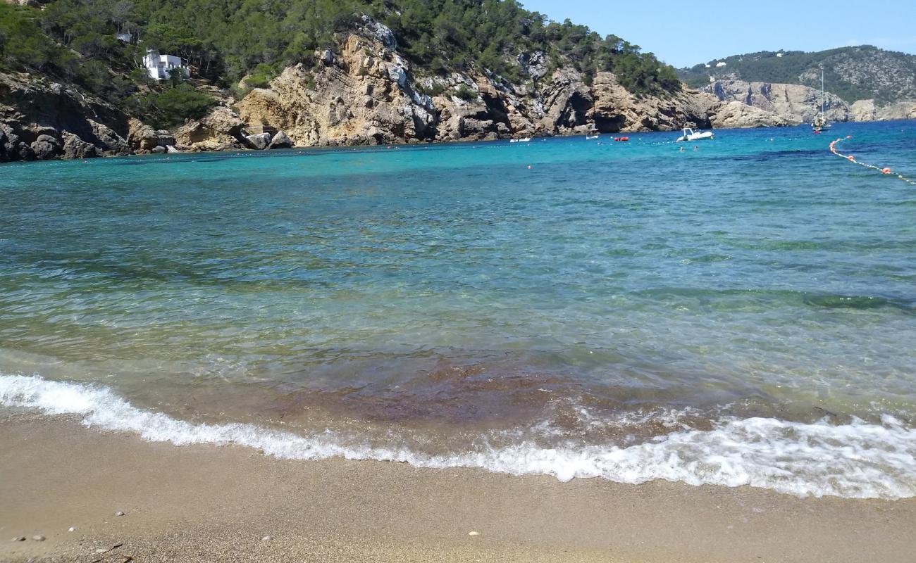 Photo de Cala Benirras avec sable gris & galets de surface