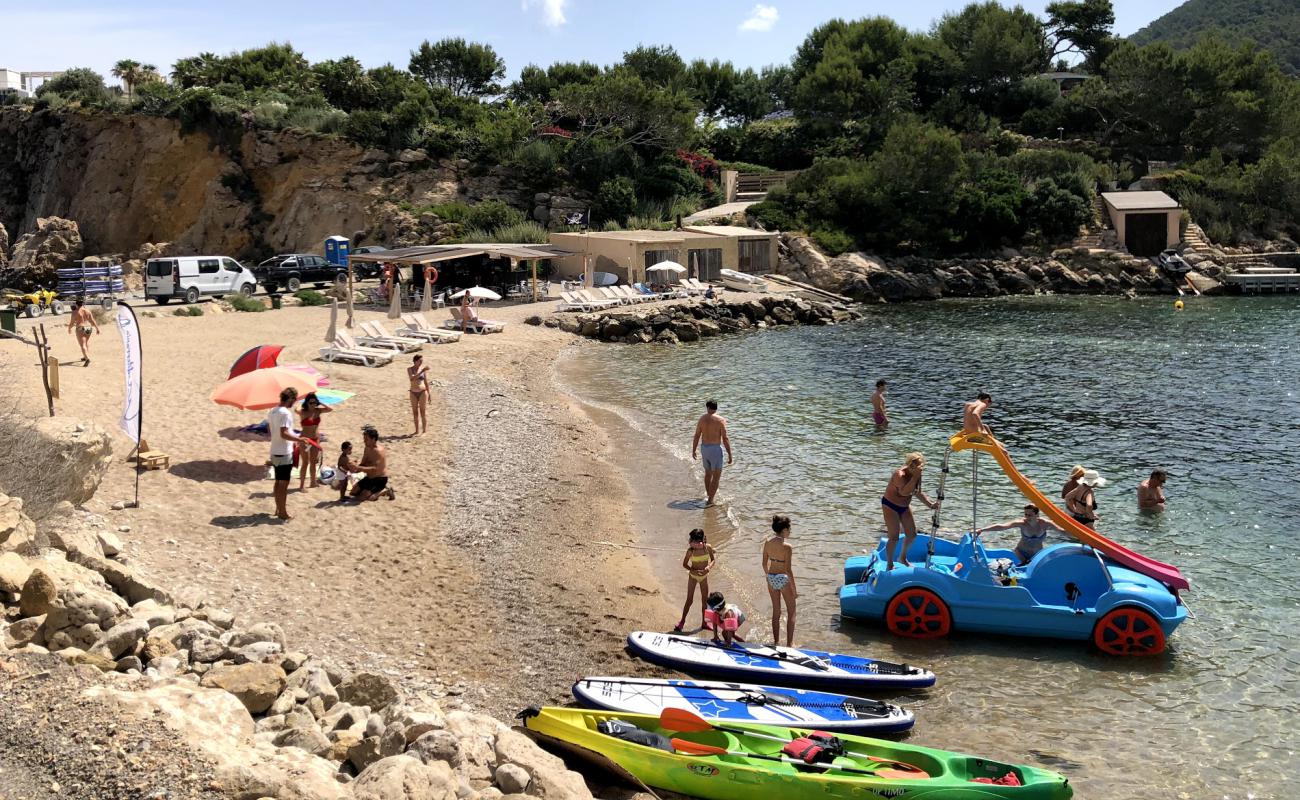 Photo de Cala de sa Ferradura avec sable gris avec caillou de surface