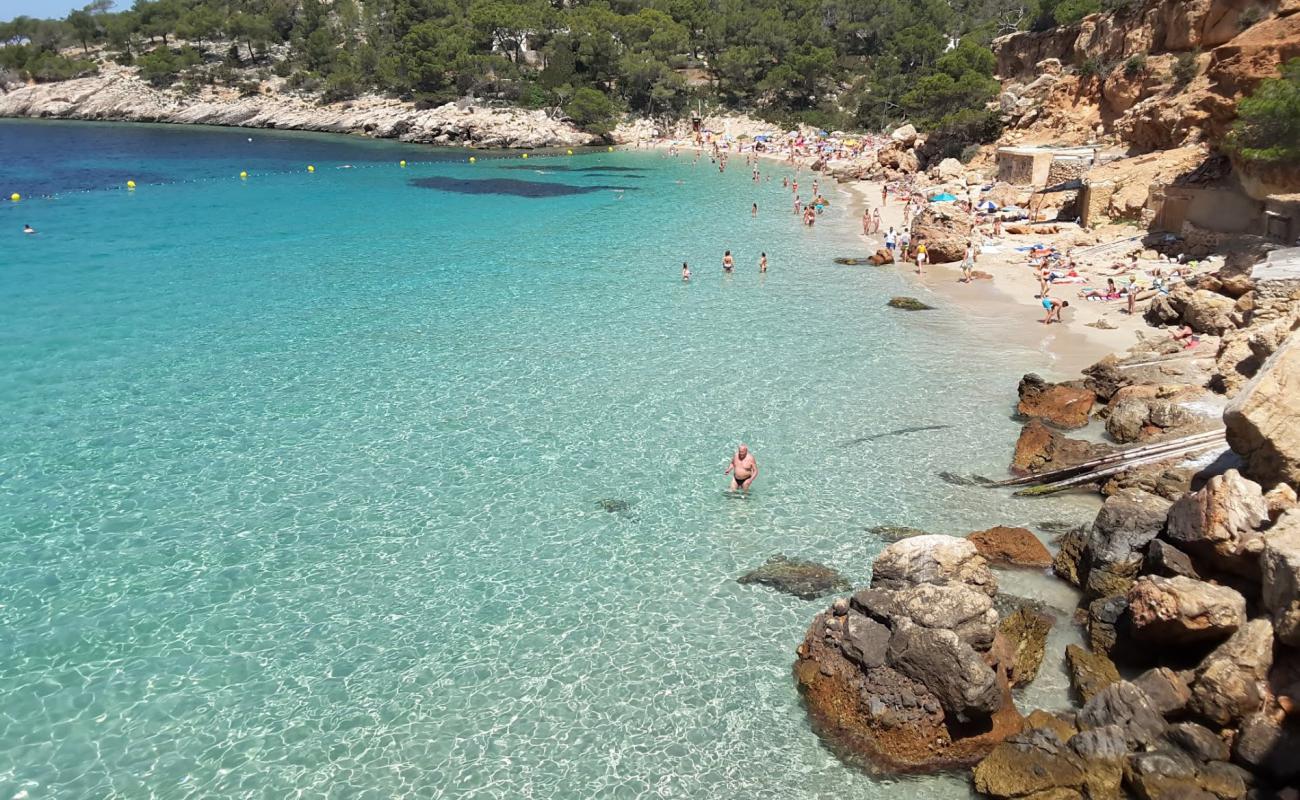 Photo de Plage de Cala Salada avec sable fin et lumineux de surface