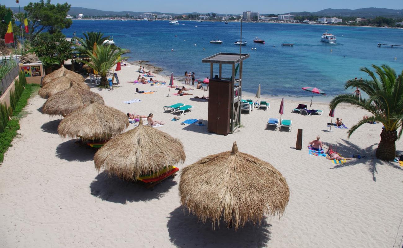 Photo de Cala Pinet avec sable fin et lumineux de surface