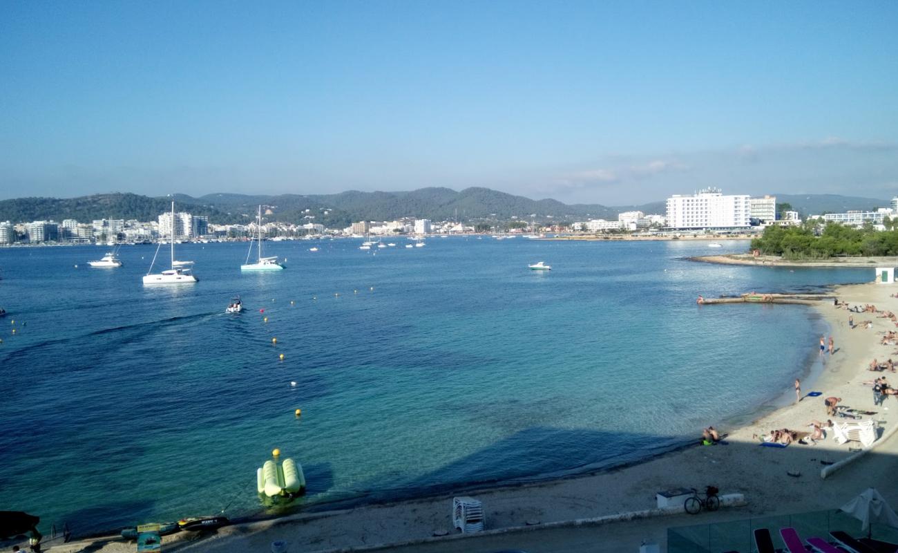 Photo de Cala de Bou avec sable fin et lumineux de surface