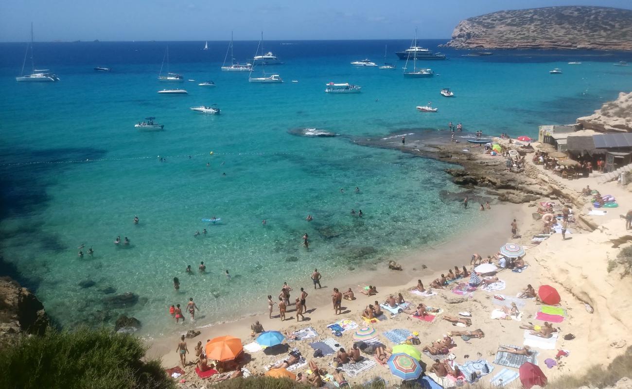 Photo de Playa Cala Conta avec sable fin et lumineux de surface