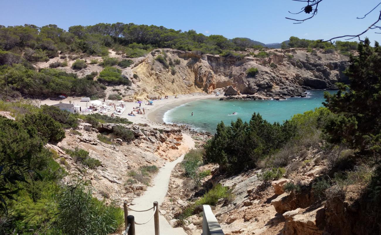 Photo de Cala Codolar avec sable brun avec roches de surface