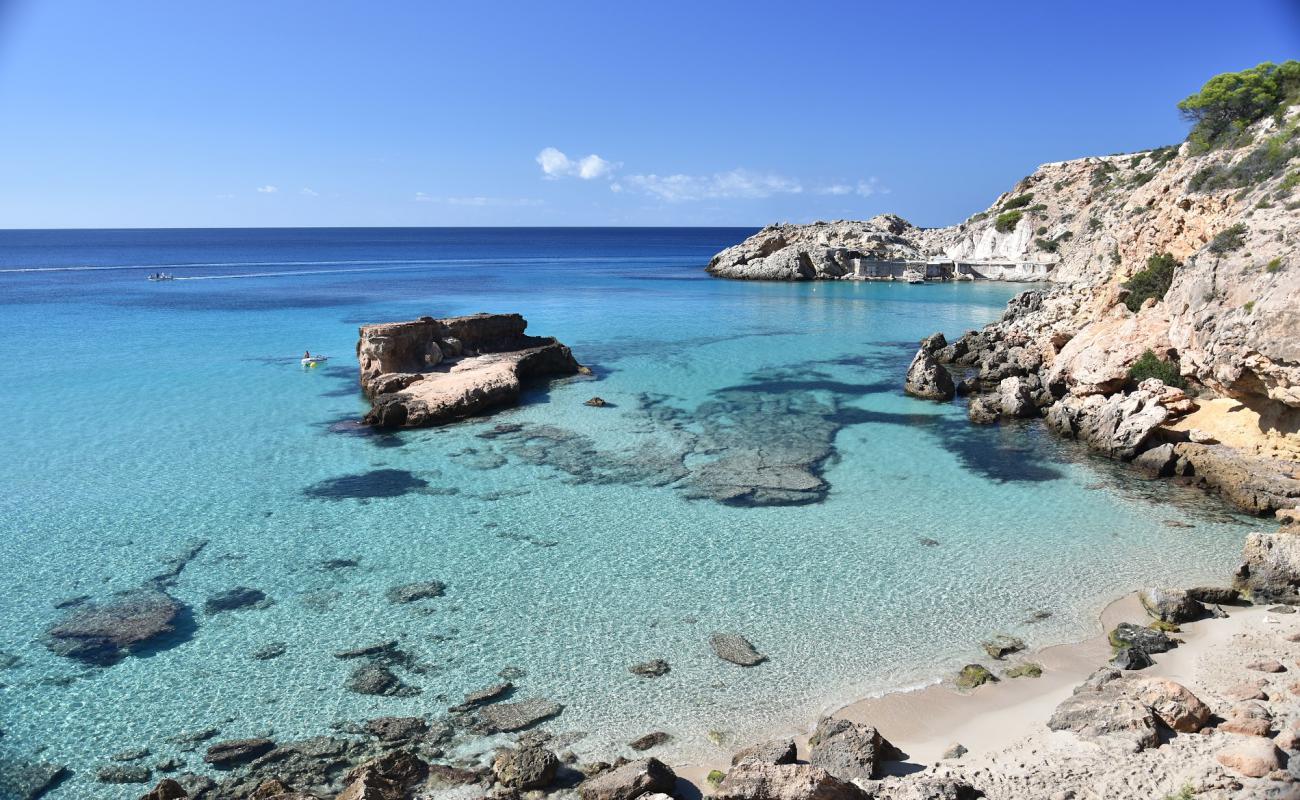 Photo de Cala Tarida pequena avec sable beige fin de surface