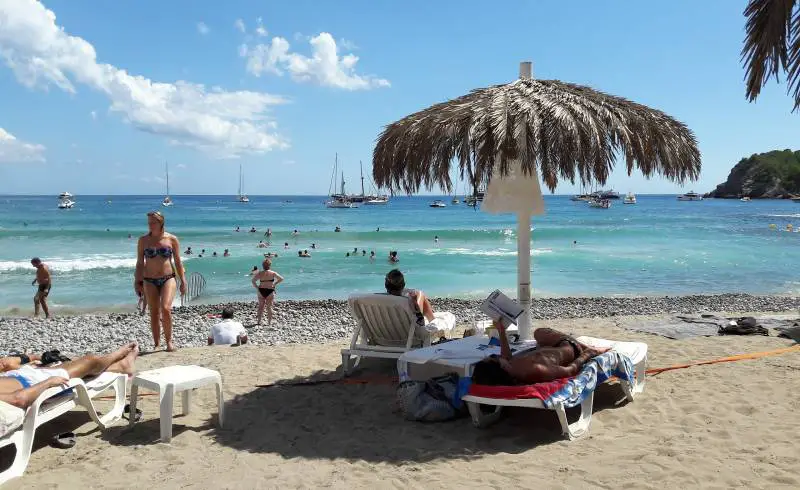 Photo de Platja des Jordal avec sable clair avec caillou de surface