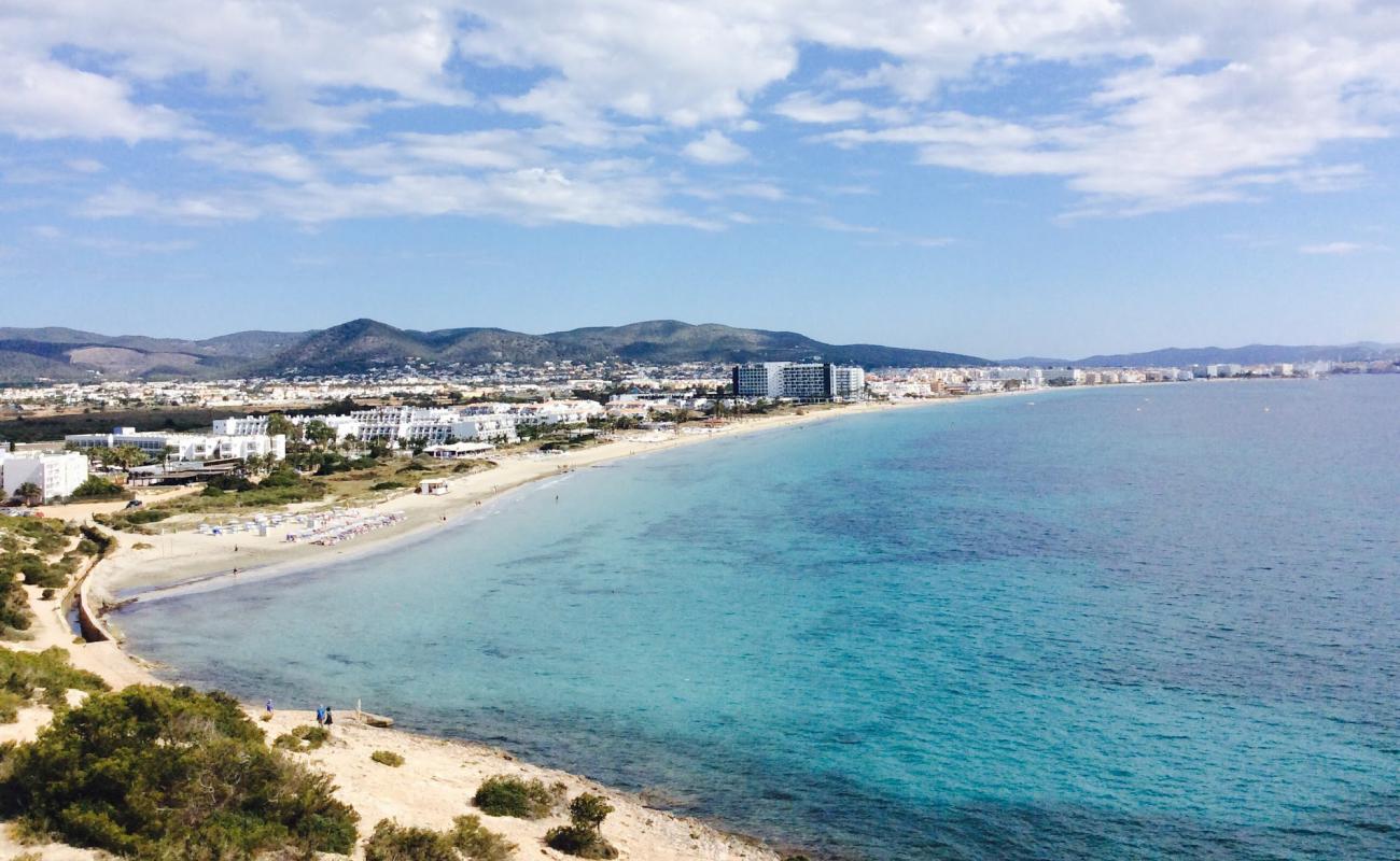 Photo de Playa Den Bossa avec sable beige fin de surface
