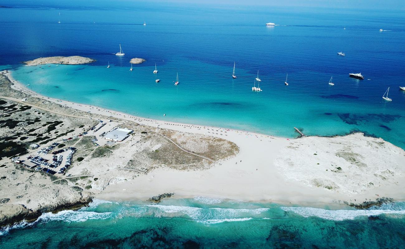 Photo de Platja de les Illetes avec sable fin blanc de surface