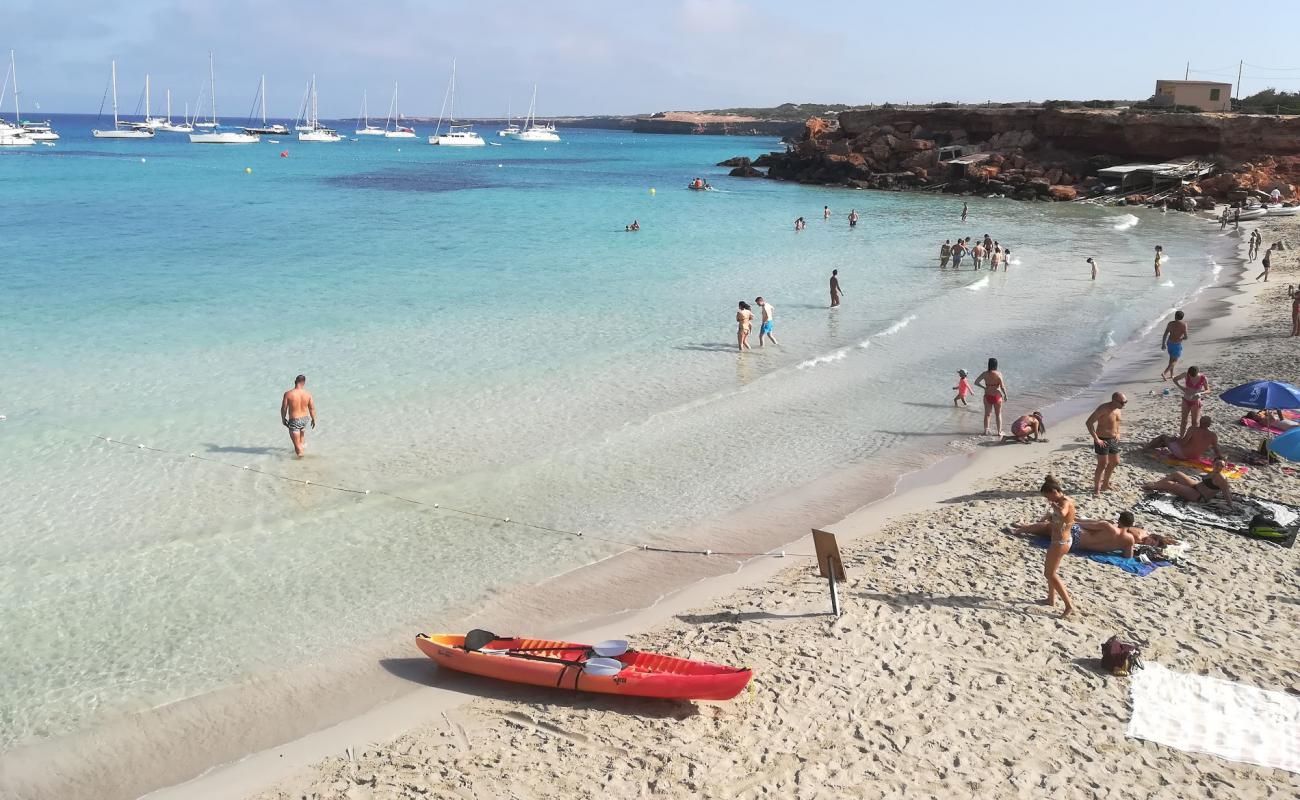 Photo de Cala Saona avec sable fin blanc de surface