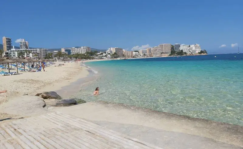 Photo de Plage de Magaluf avec sable fin et lumineux de surface