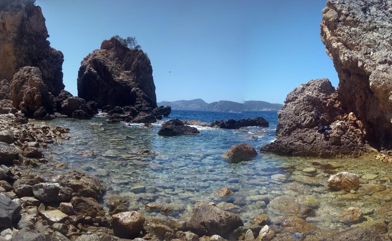 Photo de Cala Malgrat avec roches de surface