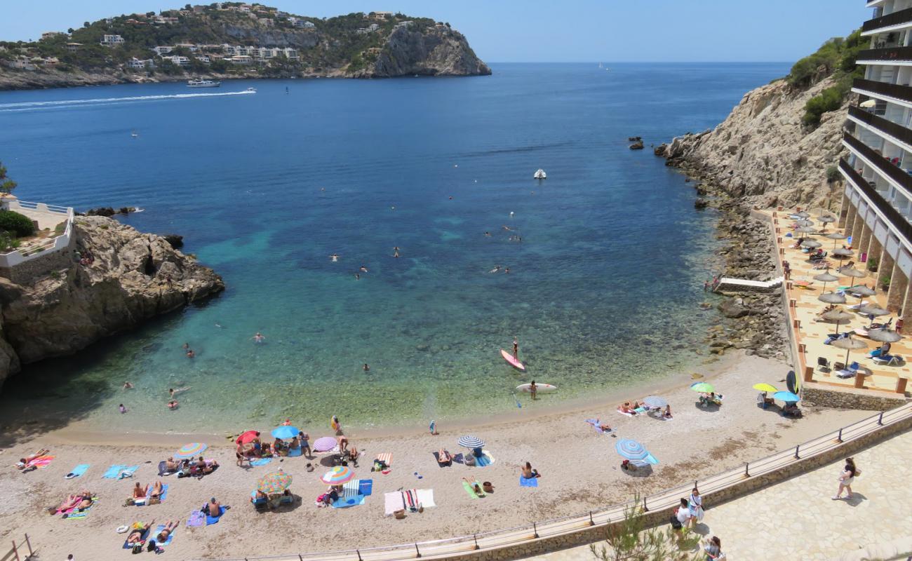 Photo de Cala Fonoll avec sable beige & pierres de surface