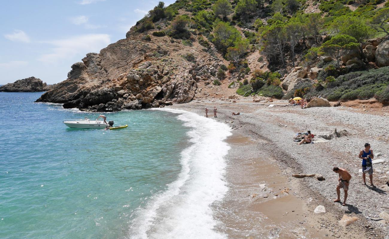 Photo de Cala D'egos avec sable brillant et rochers de surface