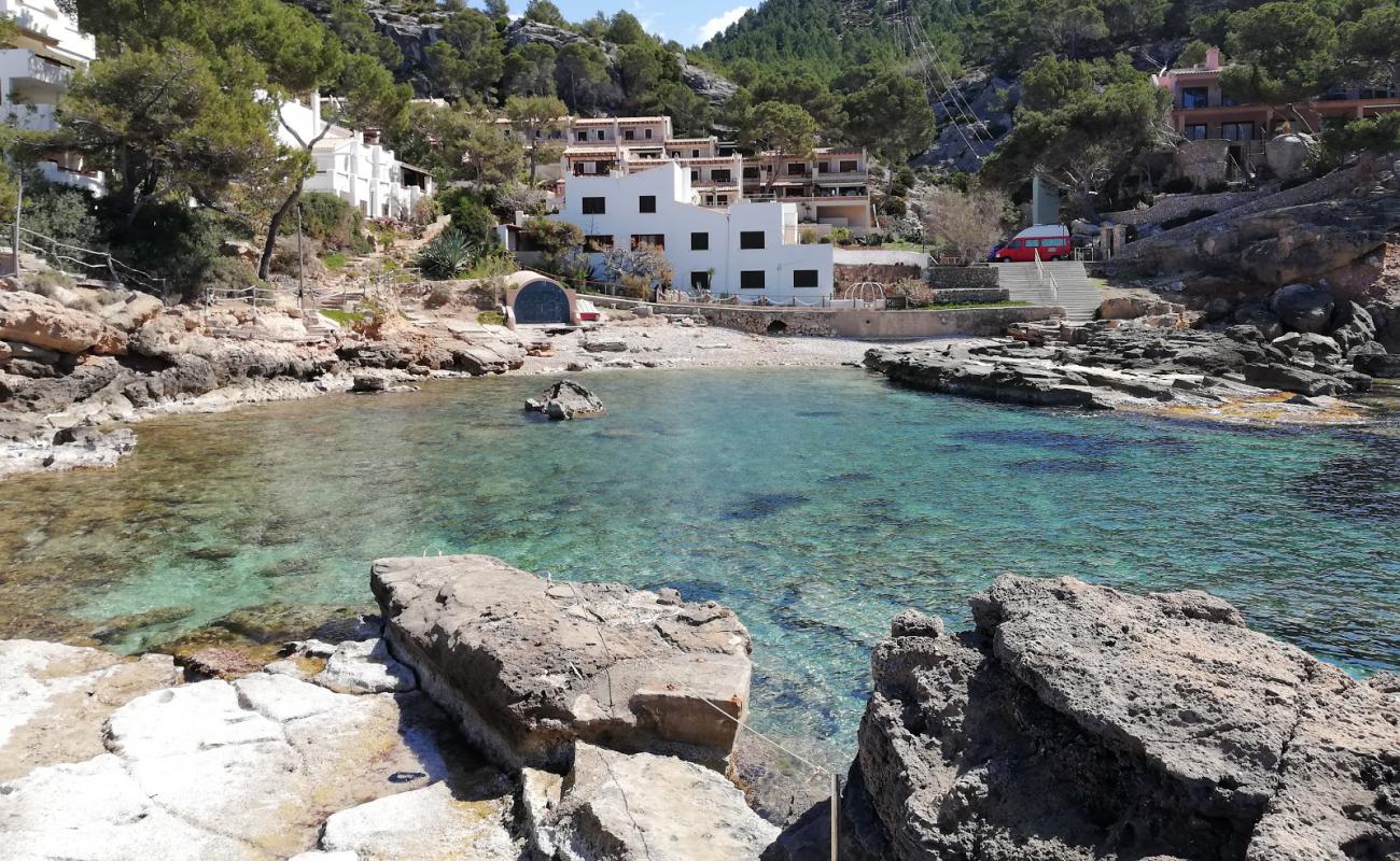 Photo de Playa Cala Conills avec sable brillant et rochers de surface