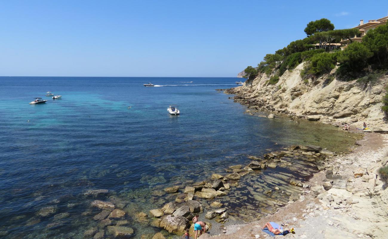 Photo de Playa S'Algar avec roches de surface