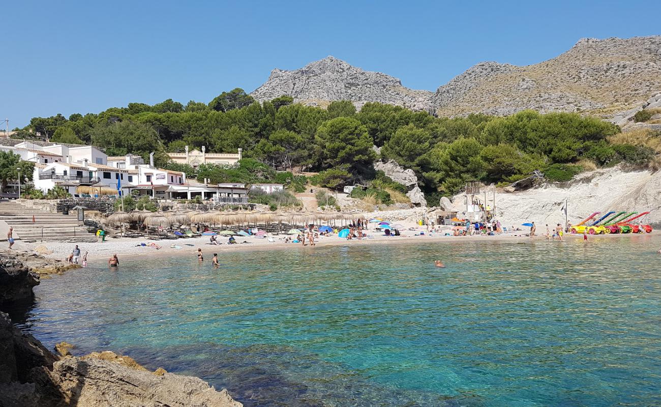 Photo de Playa de Cala Barques avec sable beige fin de surface