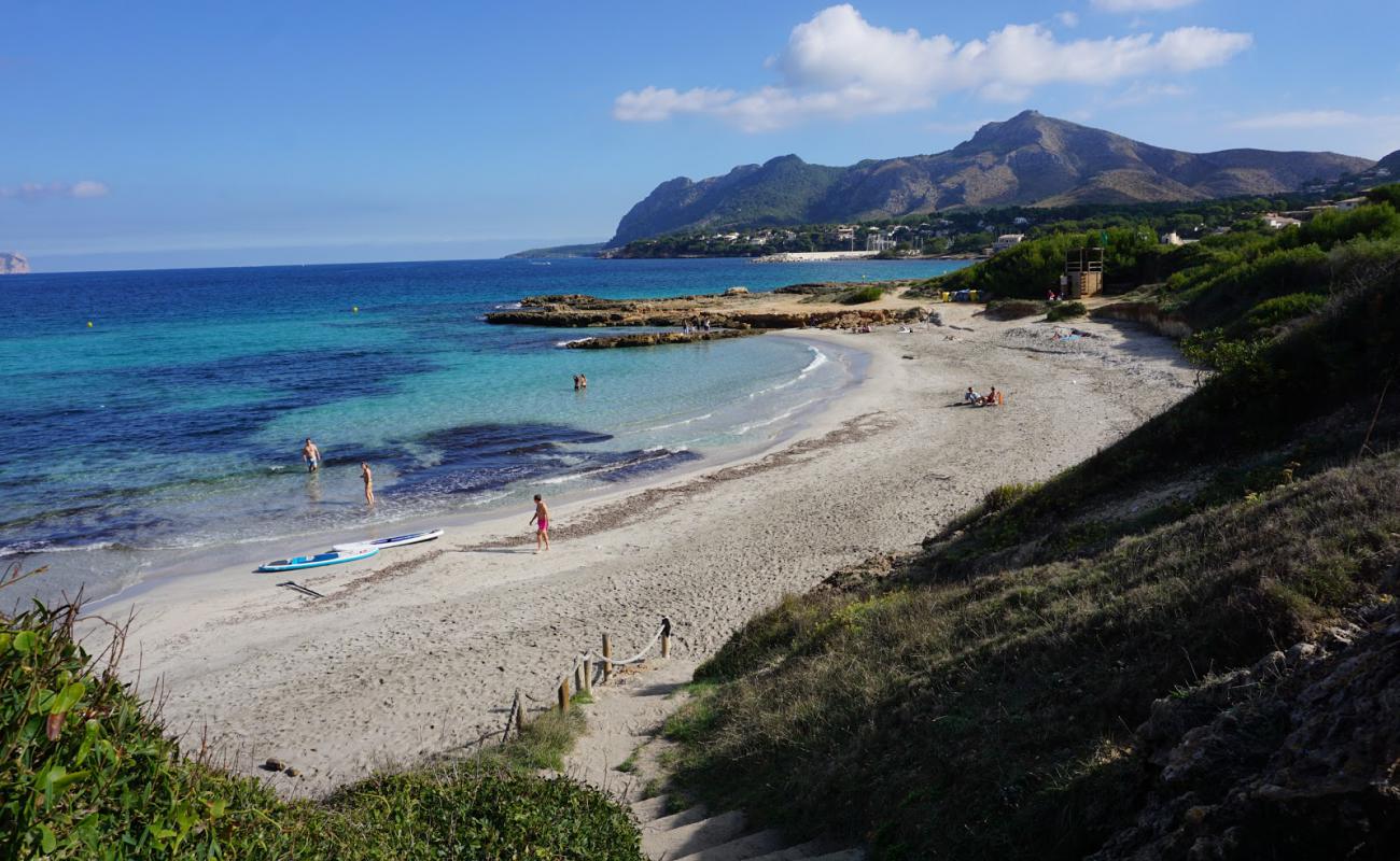 Photo de Plage de Sant Joan avec sable fin et lumineux de surface