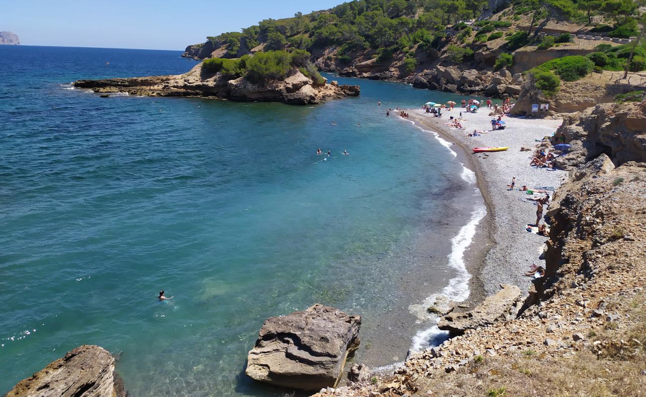 Photo de Playa de S'illot avec petits galets beige de surface