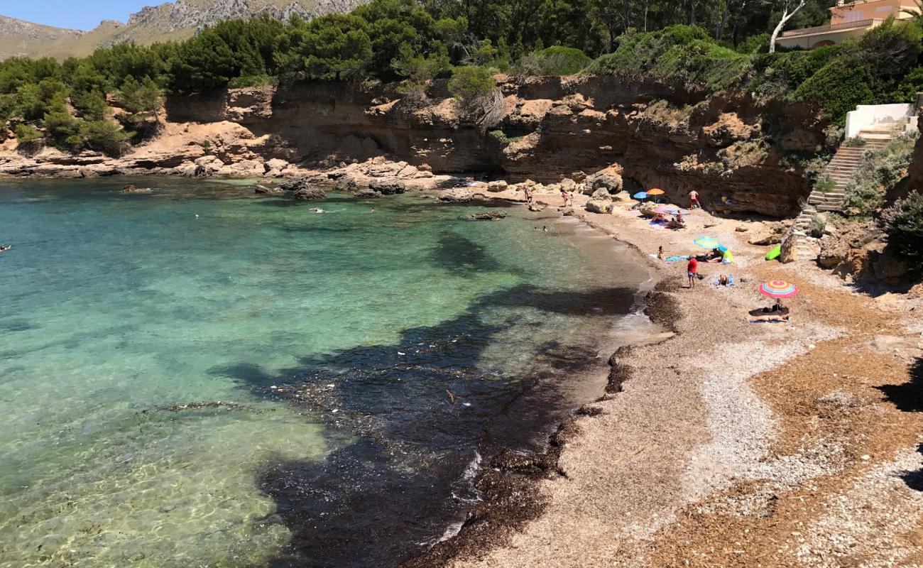 Photo de Playa de Betlem avec sable beige & pierres de surface