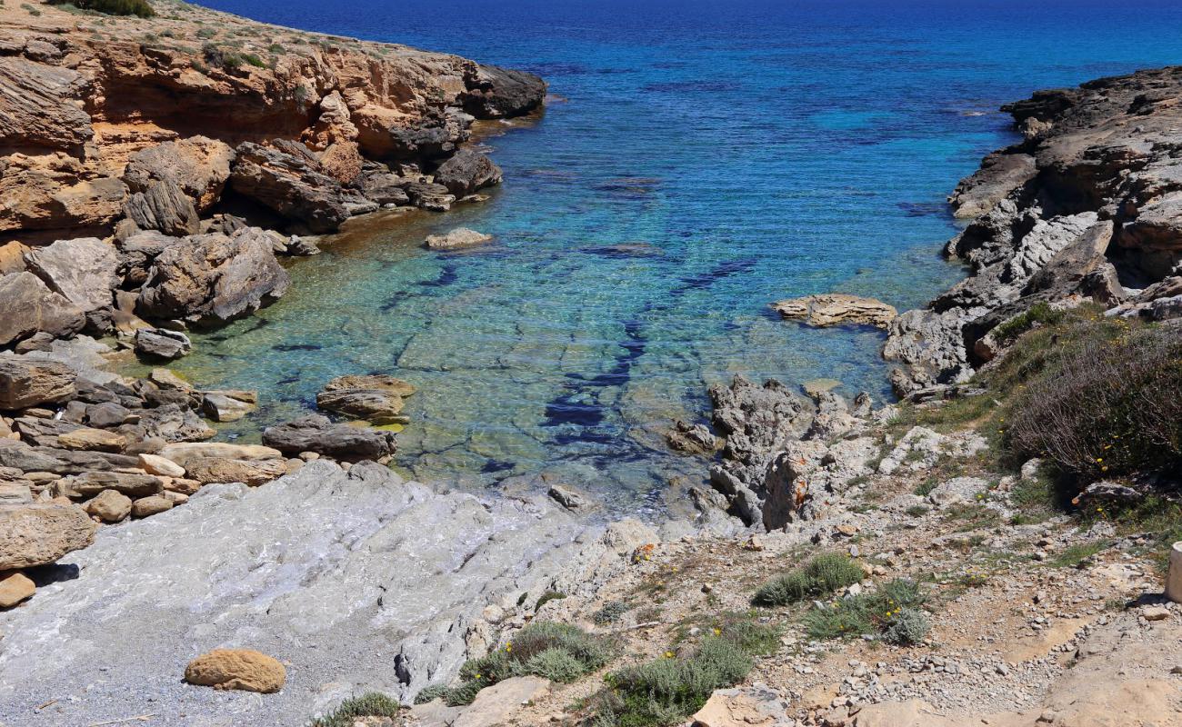 Photo de Cala Estreta avec terrain rocheux de surface