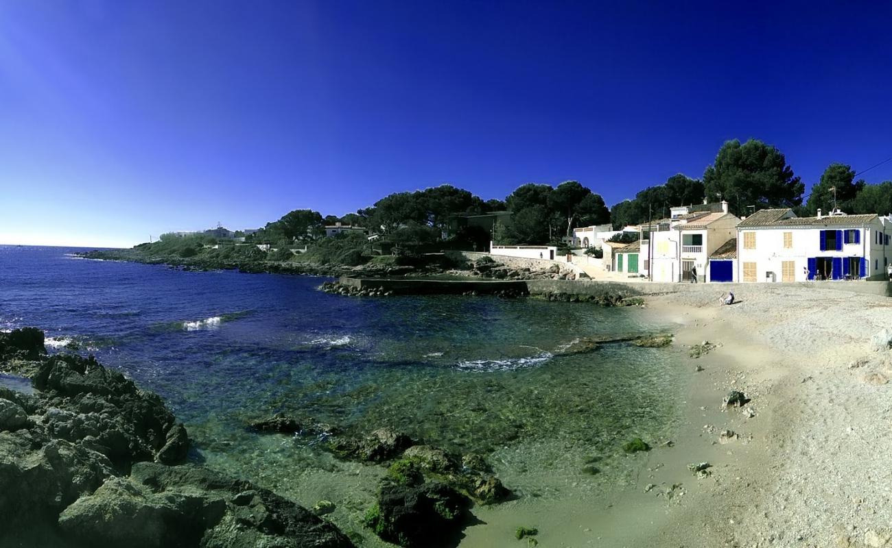 Photo de Cala Pedruscada avec sable beige & pierres de surface