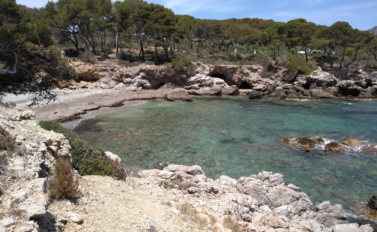 Photo de Cala Auberdans avec caillou fin brun de surface