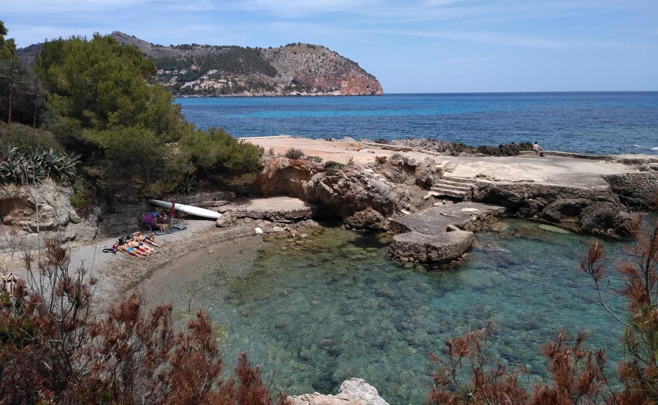 Photo de Cala Rotja avec sable gris avec roches de surface