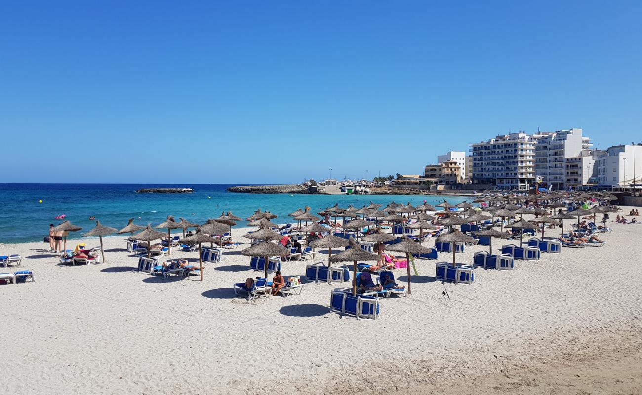 Photo de Playa S'illot avec sable beige fin de surface