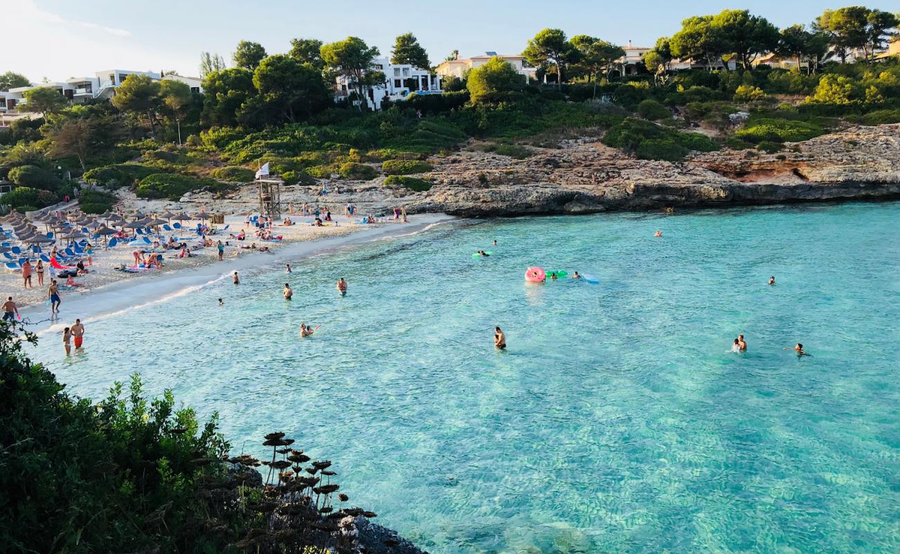 Photo de Plage de Cala Mandia avec sable fin et lumineux de surface