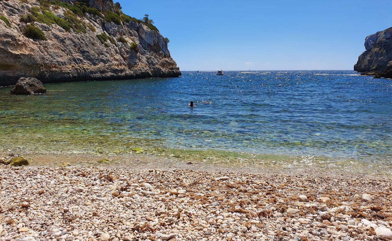 Photo de Cala Bota avec caillou clair de surface