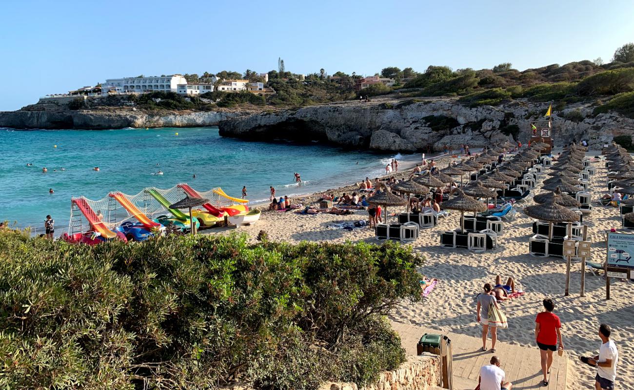 Photo de Plage de Cala Domingos avec sable fin et lumineux de surface