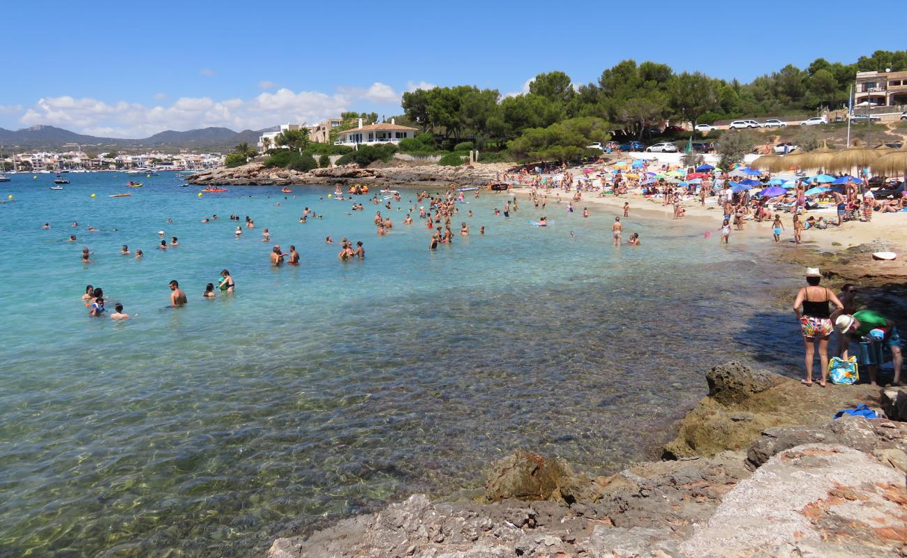 Photo de Playa S' Arenal avec sable beige fin de surface