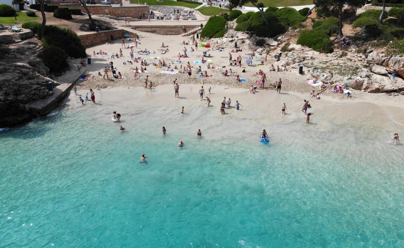 Photo de Plage de Cala Esmeralda avec sable fin et lumineux de surface