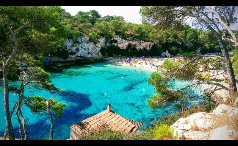 Photo de Plage de Cala Llombards avec sable beige fin de surface