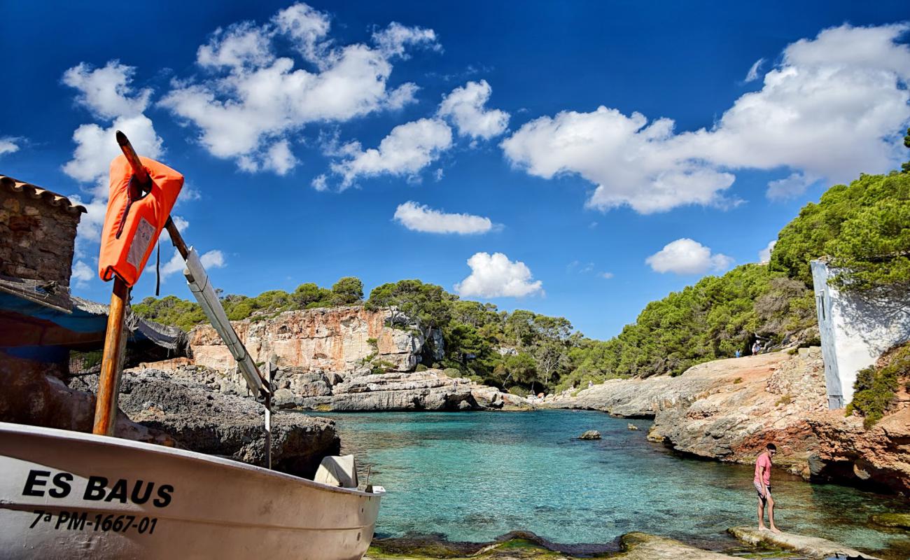 Photo de Cala s'Almunia avec terrain rocheux de surface
