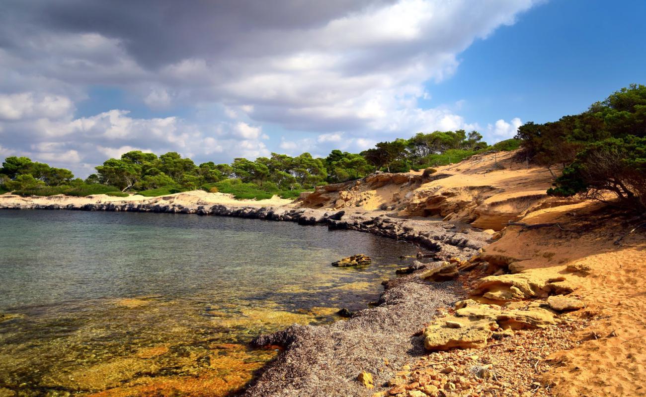 Photo de Cala en Tugores avec terrain rocheux de surface