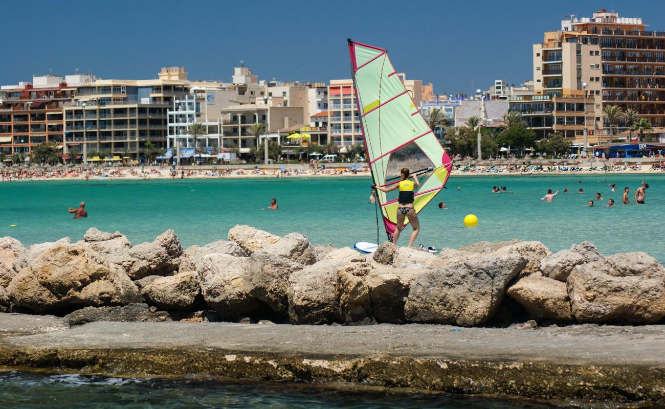Photo de Playa S' Arenal II avec sable beige fin de surface