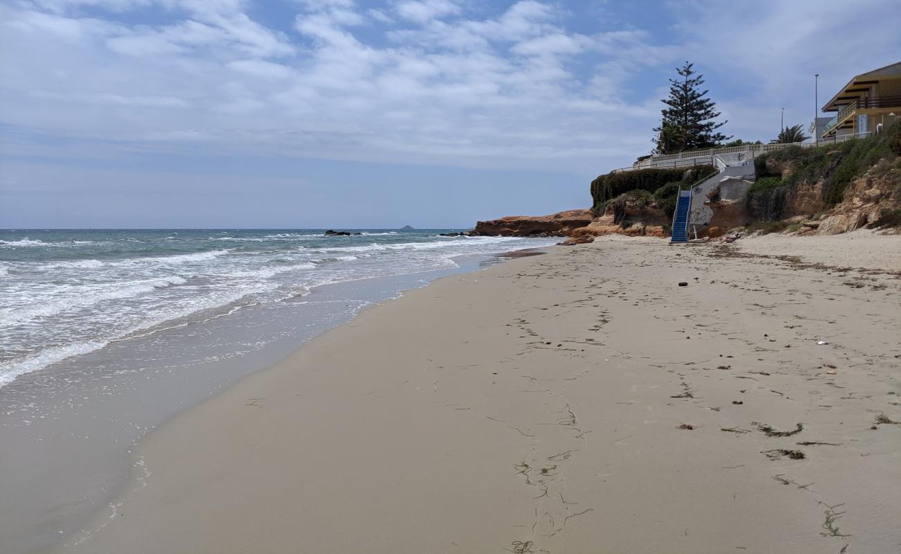 Photo de Plage Cala Redonda avec sable lumineux de surface