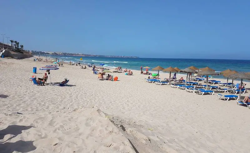 Photo de Plage de Mil Palmeras avec sable lumineux de surface