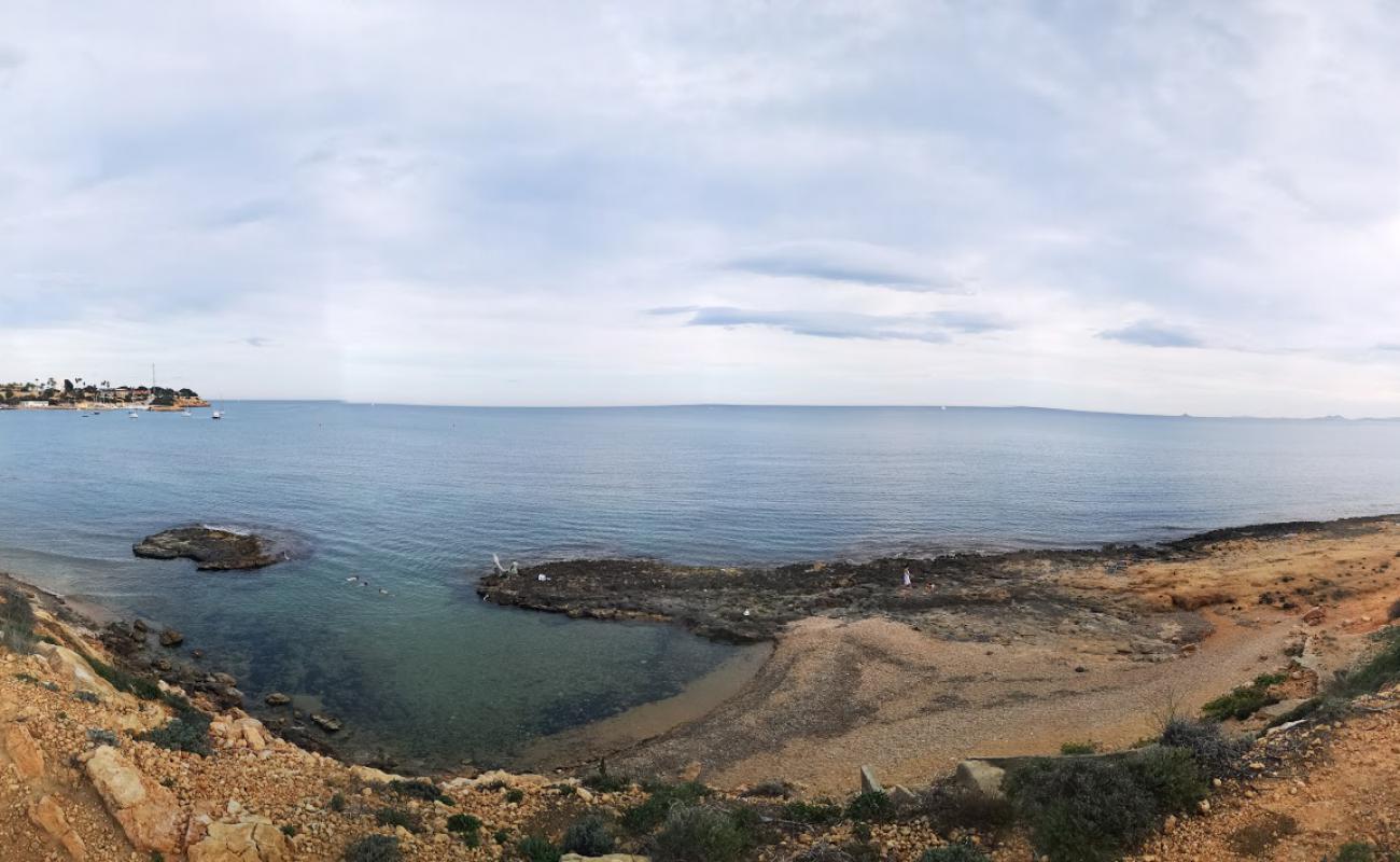 Photo de Platja la Caleta 2 avec sable brun de surface