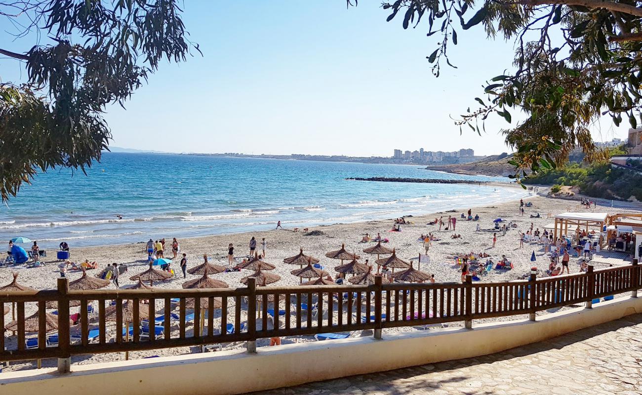 Photo de Platja la Caleta avec sable brun de surface