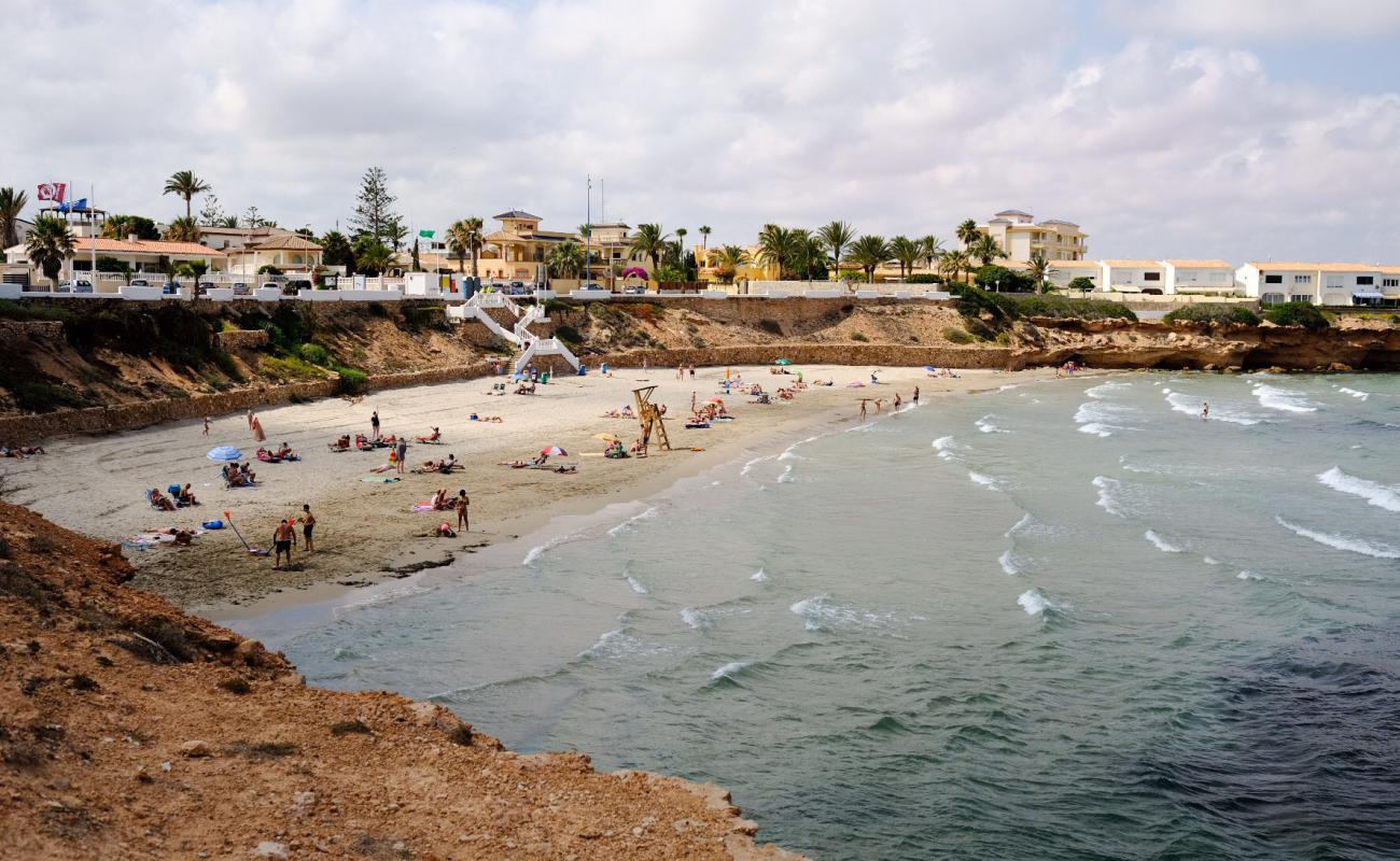 Photo de Playa Cala Cerrada avec sable brun de surface