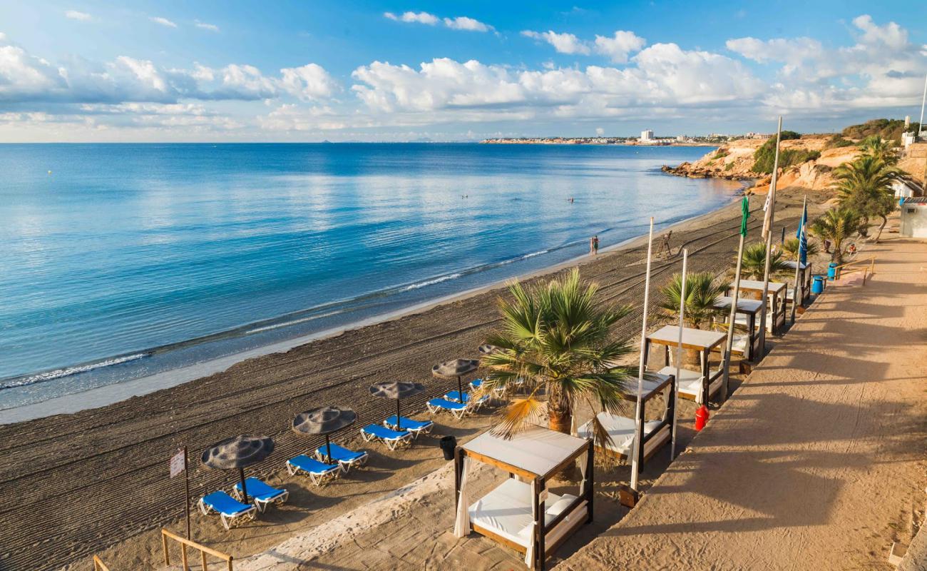 Photo de Playa Punta Prima avec sable brun de surface