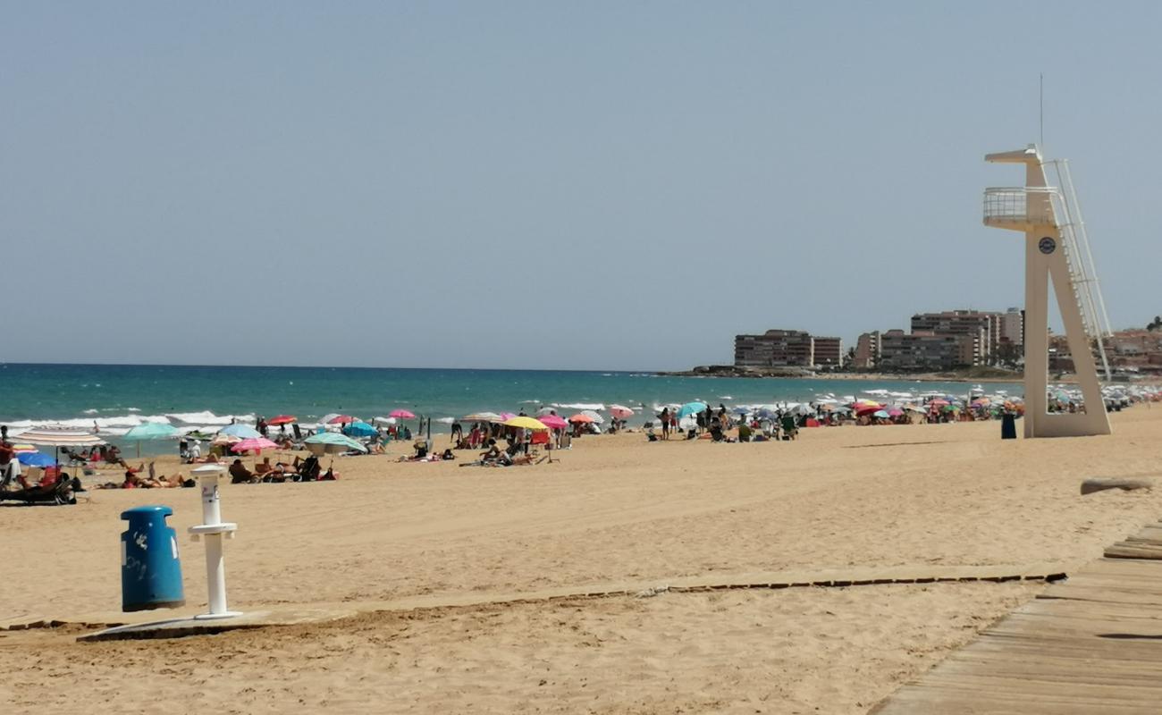 Photo de Playa de la Mata avec sable brun de surface