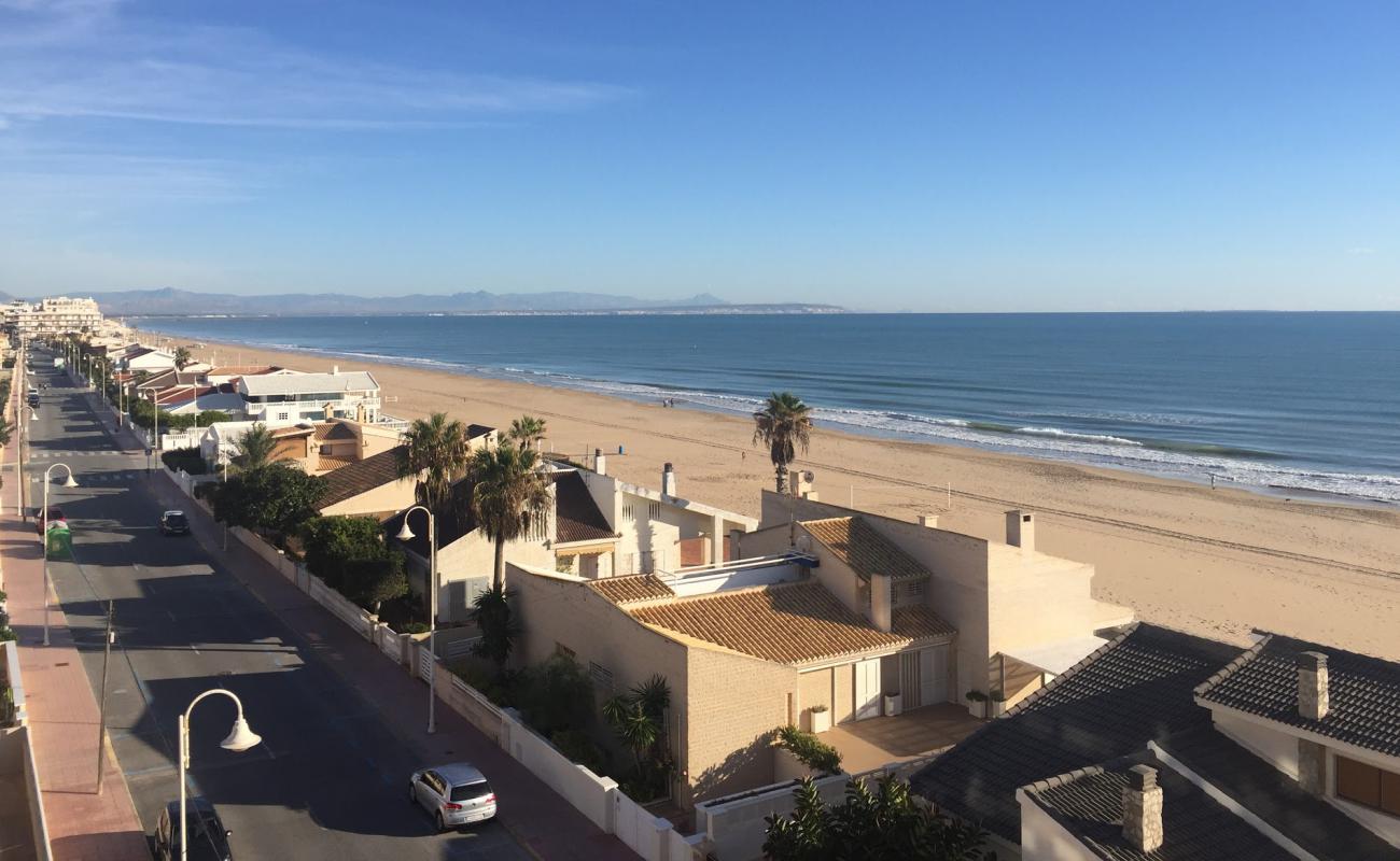 Photo de Playa la Roqueta avec sable brun de surface