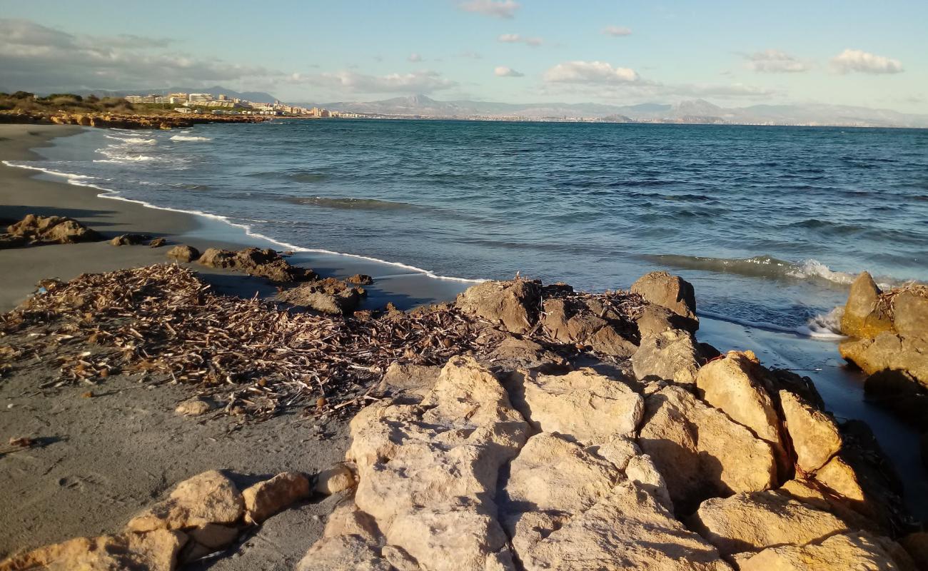 Photo de Cala Punta larga avec sable brun de surface