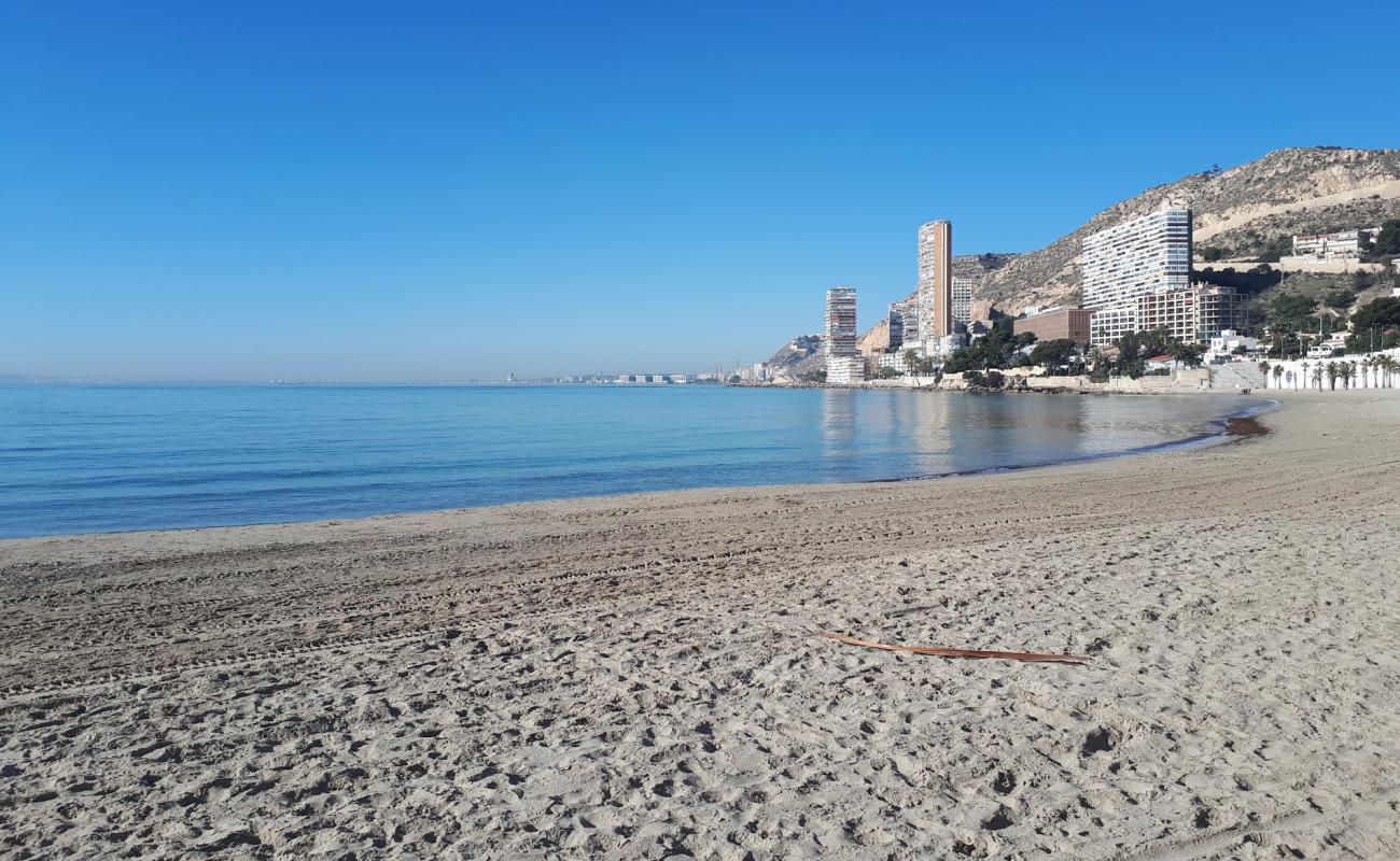 Photo de Plage d'Albufereta avec sable lumineux de surface