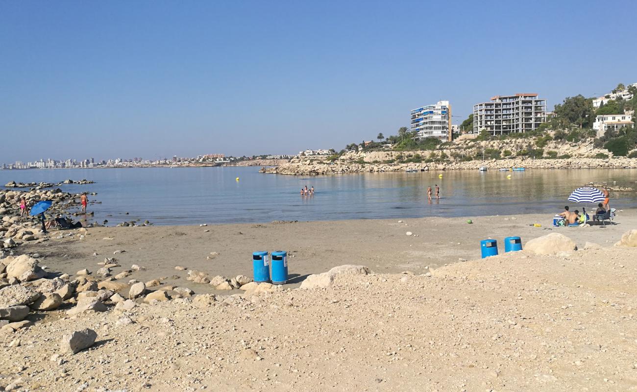 Photo de Cala del Morro Blanc avec sable brun de surface