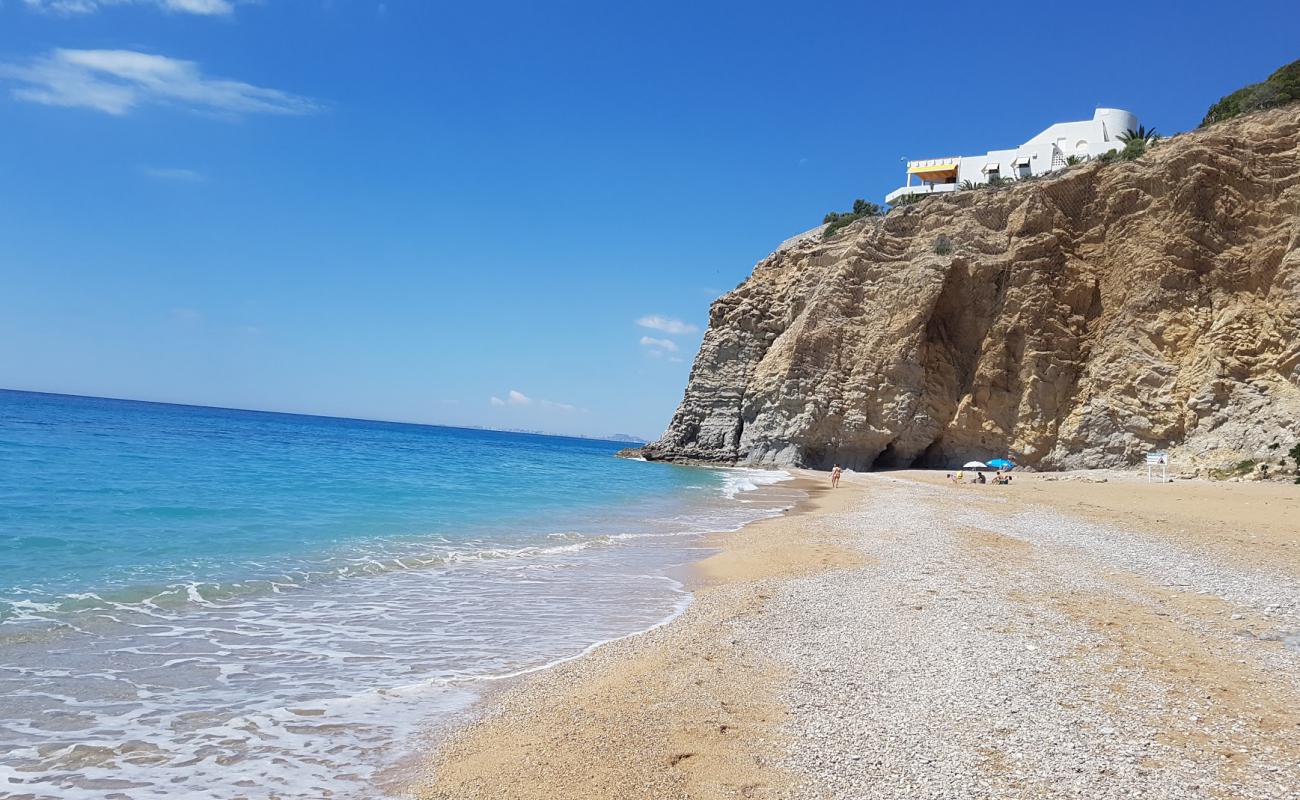 Photo de Platja del Bol Nou avec sable noir avec caillou de surface